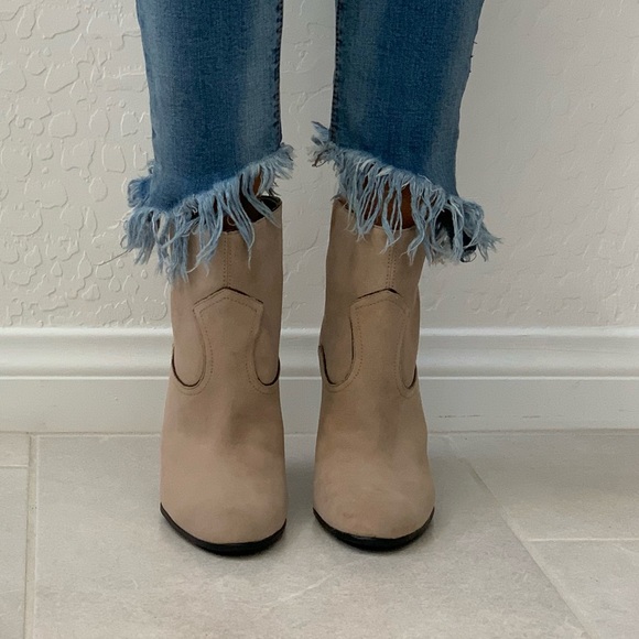 NIB Cream Distressed Pull On Western Ankle Booties - Picture 2 of 8